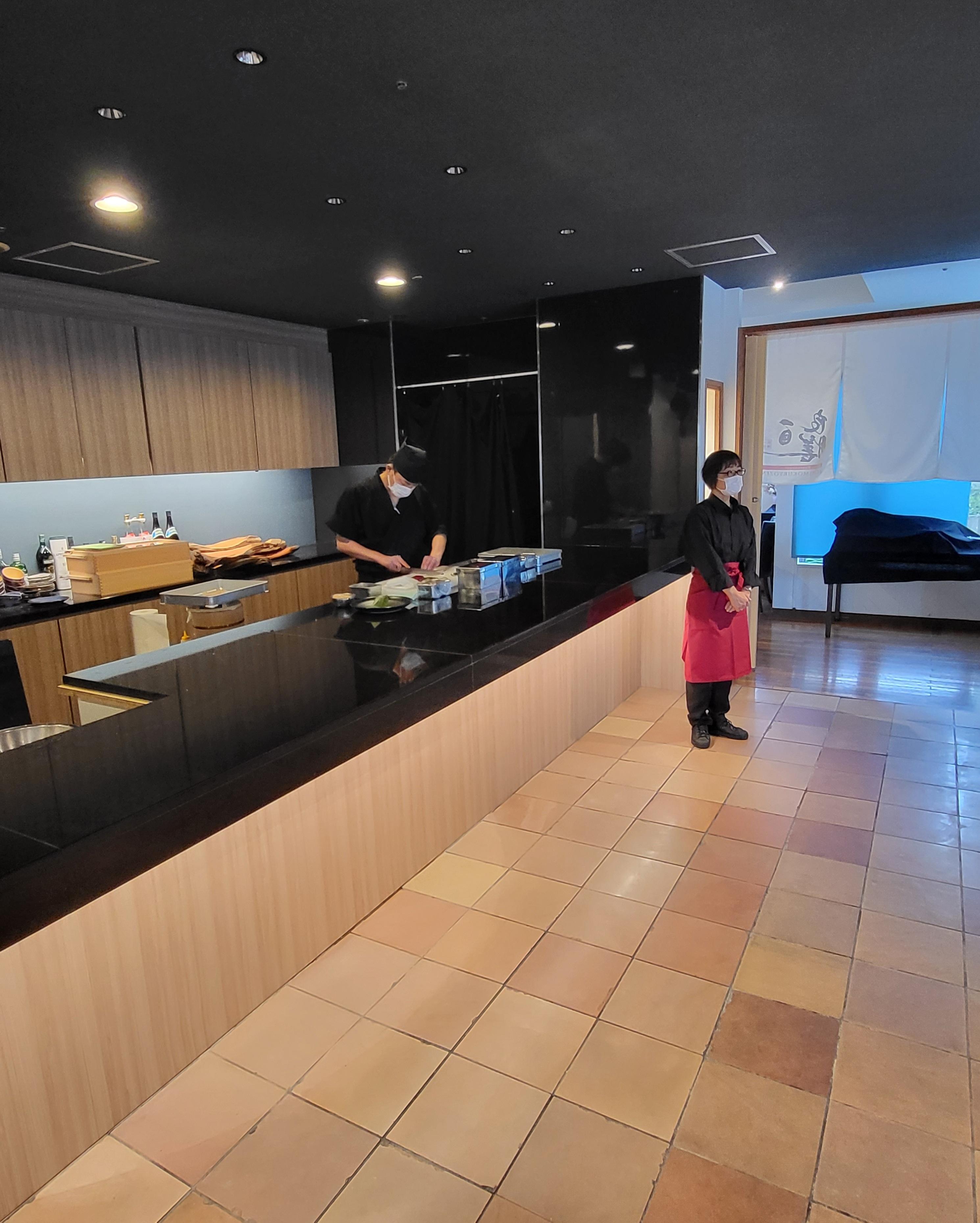 洗練されたカウンターで！！　今後は椅子が設置されお客様が入ります。