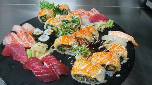 人気の寿司刺身盛り合わせ。