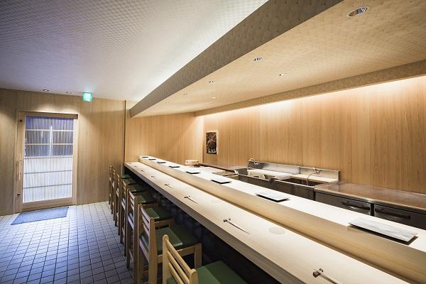 店内はカウンターのみ